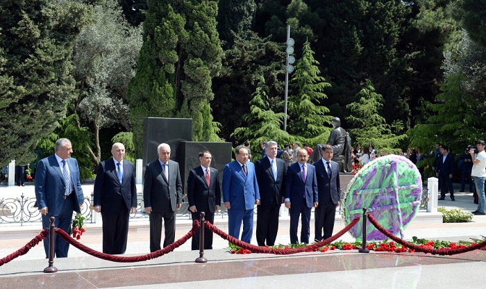 Les participants de la conférence «L’héritage d’Heydar Aliyev et les valeurs multiculturelles» ont visité la tombe du leader national